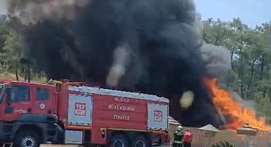 Hasır ürünlerin satışının yapıldığı iş yeri alevlere teslim oldu