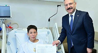 Hastanede tedavi gören öğrencilere karnelerini Vali Aksoy dağıttı
