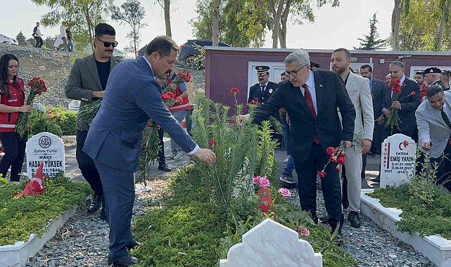 Hatay'da bayram arefesinde depremlerde ölenlerin mezarları ziyaret edildi