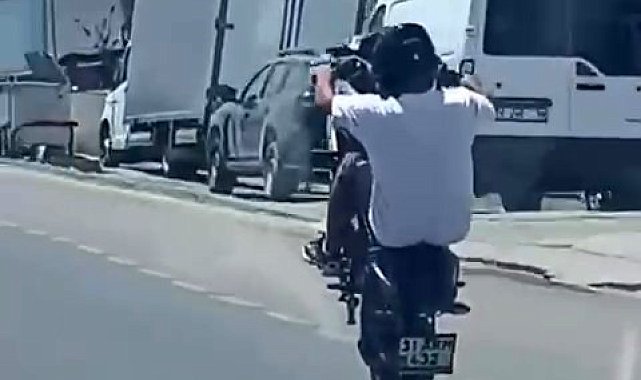 Hatay'da motosikletlinin tehlikeli hareketleri yürekleri ağza getirdi