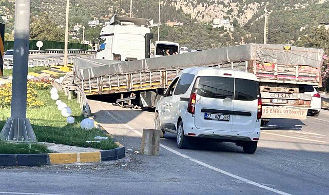 Hatay'da seyir halindeki tırın dorsesi çıktı