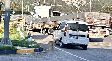 Hatay'da seyir halindeki tırın dorsesi çıktı