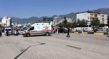 Hatay'da yolun karşısına geçmeye çalışan yaşlı kadına otomobil çarptı