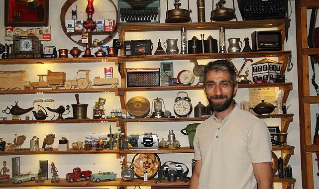 Hatıralarla başlayan antika merakıyla babasından kalan dükkanı müzeye dönüştürdü