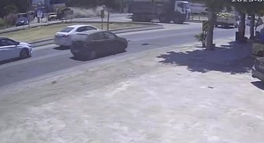 Havada metrelerce uçan otomobil 2 araca çarparak durabildi: O anlar kamerada