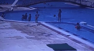 Havuza düşen 3 yaşındaki çocuk cankurtaranın müdahalesiyle kurtuldu