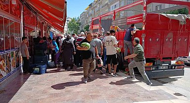 Hayırsever esnaftan vatandaşa 19 ton karpuz ikramı
