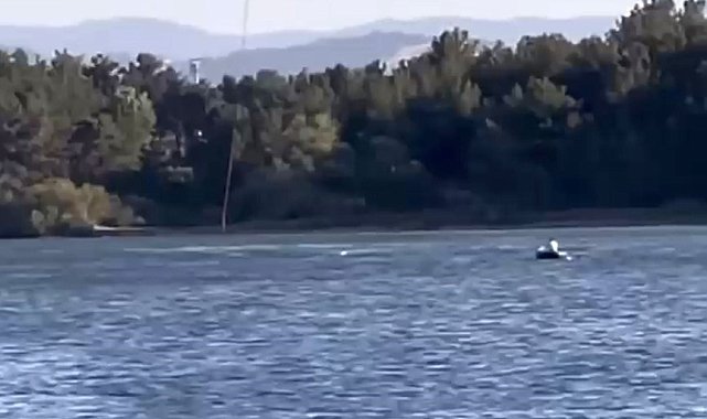 Helikopter ile kayık gölette karşılaştı