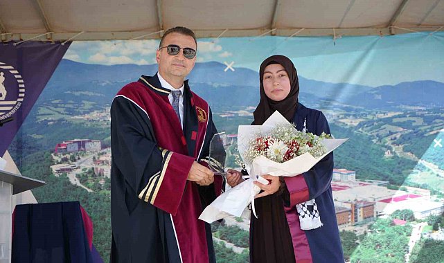 Hem hafız oldu hem fakülteyi birincilikle bitirdi