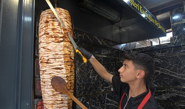 Hem okuyor hem döner kesiyor