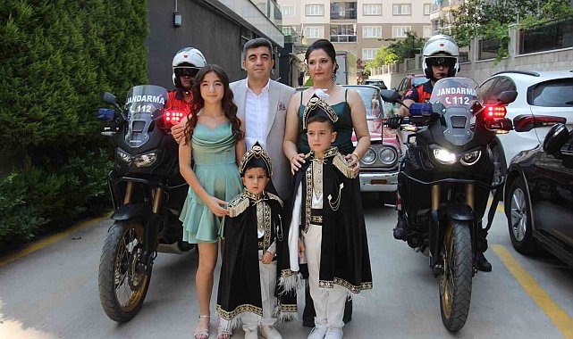 Hem teşkilat gururunu hem baba sevincini bir arada yaşadı