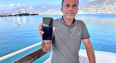 Heyecanla yakaladığı 2 buçuk metrelik devasa köpek balığını denize bıraktı