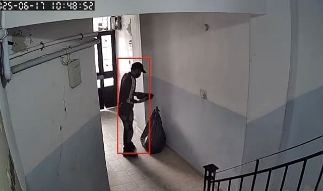 Hırsız ayakkabıları büyük siyah poşete doldurup kaçtı