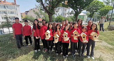 Hisarcık'ta minik öğrenciler ağaçlara kuş yuvası astı