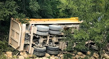 Hızlı tren inşaatında çalışan hafriyat kamyonu devrildi