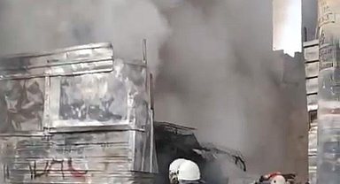 Hurda deposundaki yangın korkuttu