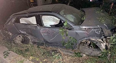 Hurdaya çıkan otomobilden yaralı kurtuldu