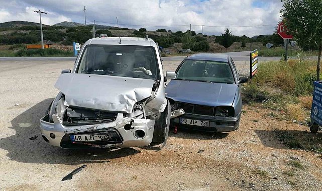 Hüyük'te otomobil ile hafif ticari araç çarpıştı: 2 yaralı