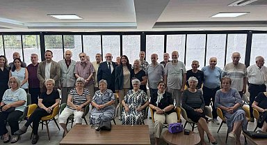 Huzurevi sakinlerine bayram ziyareti