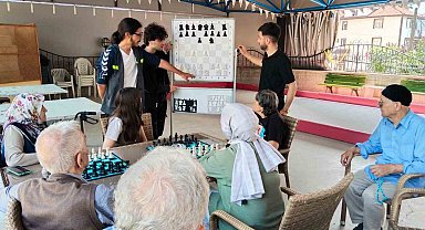 Huzurevi sakinlerini satrançla buluşturdular