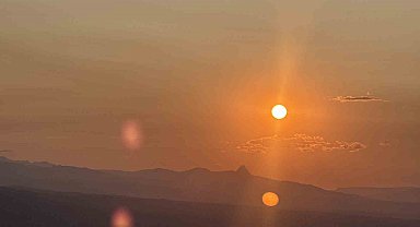 Iğdır'da Tekelti Dağı'nda gün batımı görsel şölen oluşturdu