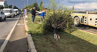 İki araç kafa kafaya çarpıştı: 1 ölü 1 yaralı