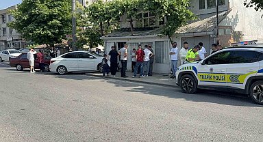 İki otomobil çarpıştı, duramayan araç evin duvarına çarptı