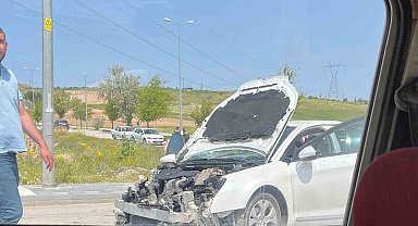 İki otomobil kafa kafaya çarpıştı: 8 yaralı