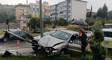 İki otomobilin çarpıştığı kazada 3 kişi yaralandı