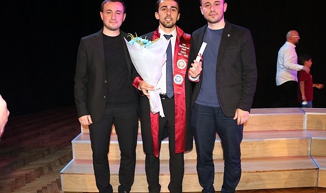 İkiz doktorların kardeşi de doktor oldu