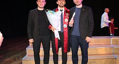 İkiz doktorların kardeşi de doktor oldu