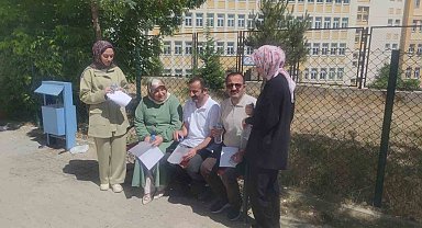 İkiz kardeşler kızlarıyla birlikte YKS'ye girdi