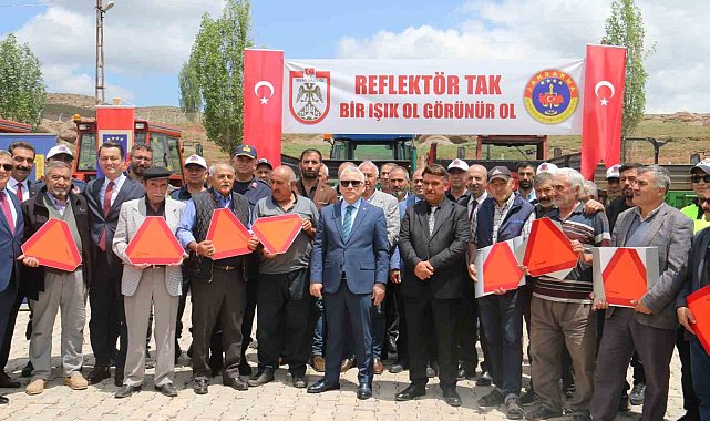 İl Jandarma Komutanlığı, artan traktör kazalarını önlemek için reflektör dağıttı