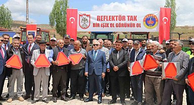 İl Jandarma Komutanlığı, artan traktör kazalarını önlemek için reflektör dağıttı