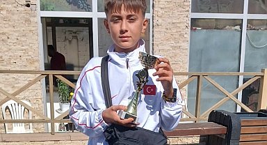 İlk kez giydiği milli formayla 5. oldu okulu tarafından ödüllendirildi