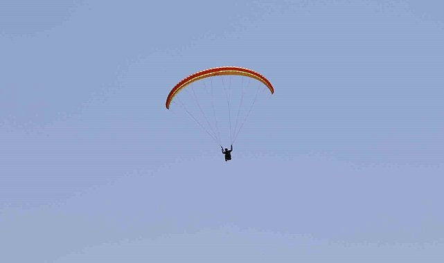İnönü'de paraşütlerle atlayanlardan görsel şölen