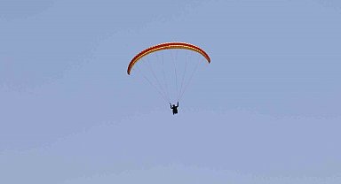 İnönü'de paraşütlerle atlayanlardan görsel şölen