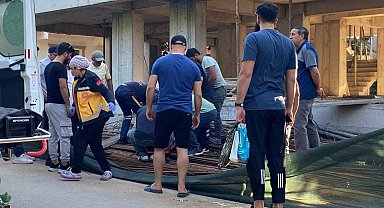 İnşaat işçisi 3. kattan demirlerin üzerine düştü