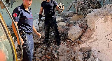 İnşaat yıkım alanında sıkışan yavru kedi kurtarıldı