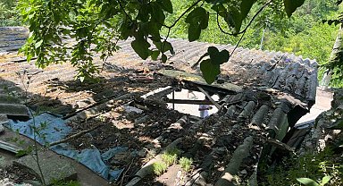 İpini koparan boğa 3 metre yükseklikten otomobilin üzerine düştü