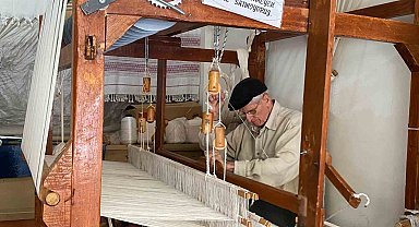 İpleri elleriyle sanata dönüştüren dokumacı, 62 yıldır mesleğini tutkuyla yapıyor