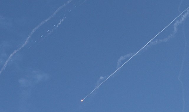İran, ABD saldırısı sonrası İsrail'in 10 noktasını füzelerle hedef aldı: 16 yaralı