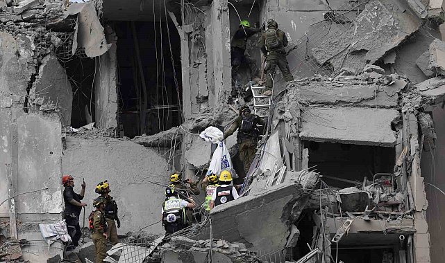 İran, İsrail'e bir dizi yeni füze saldırısı düzenledi: 4 kişi hayatını kaybetti