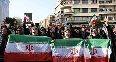 İran'da ABD'nin saldırıları protesto edildi: "Teslimiyet yok, ABD ile savaş"