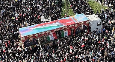 İran'da İsrail saldırılarında hayatını kaybeden 60 kişi son yolculuğuna uğurladı