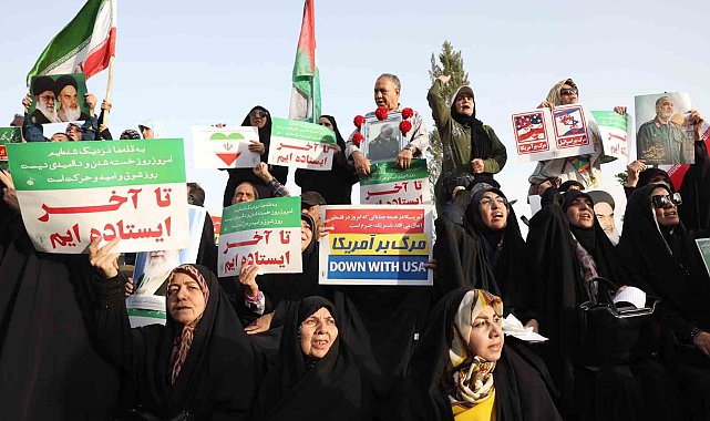 İran'da on binlerce kişi, ateşkes sonrası zafer kutlaması yaptı