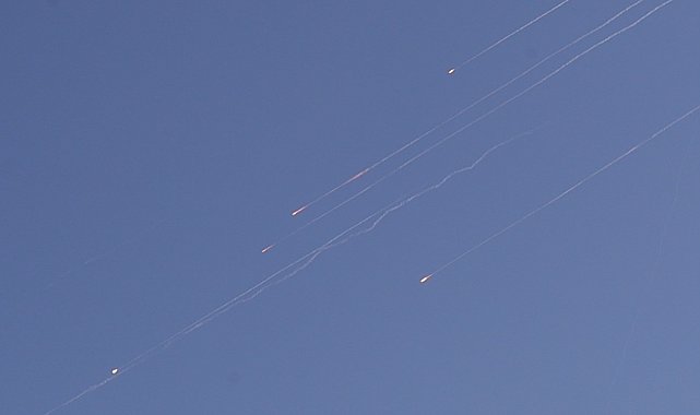 İran'dan İsrail'e yeni saldırı: Tel Aviv ve Kudüs'ten patlama sesleri yükseldi