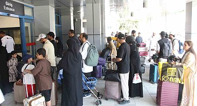 İran'dan tahliye edilen Ummanlı kafile uçakla Trabzon'dan ülkelerine dönüyor