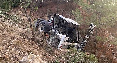 İş makinesi şarampole yuvarlandı, facianın eşiğinden dönüldü