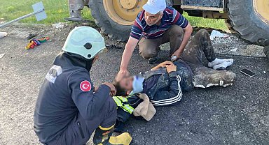 İş makinesi yemek molasındaki işçilerin arasına daldı